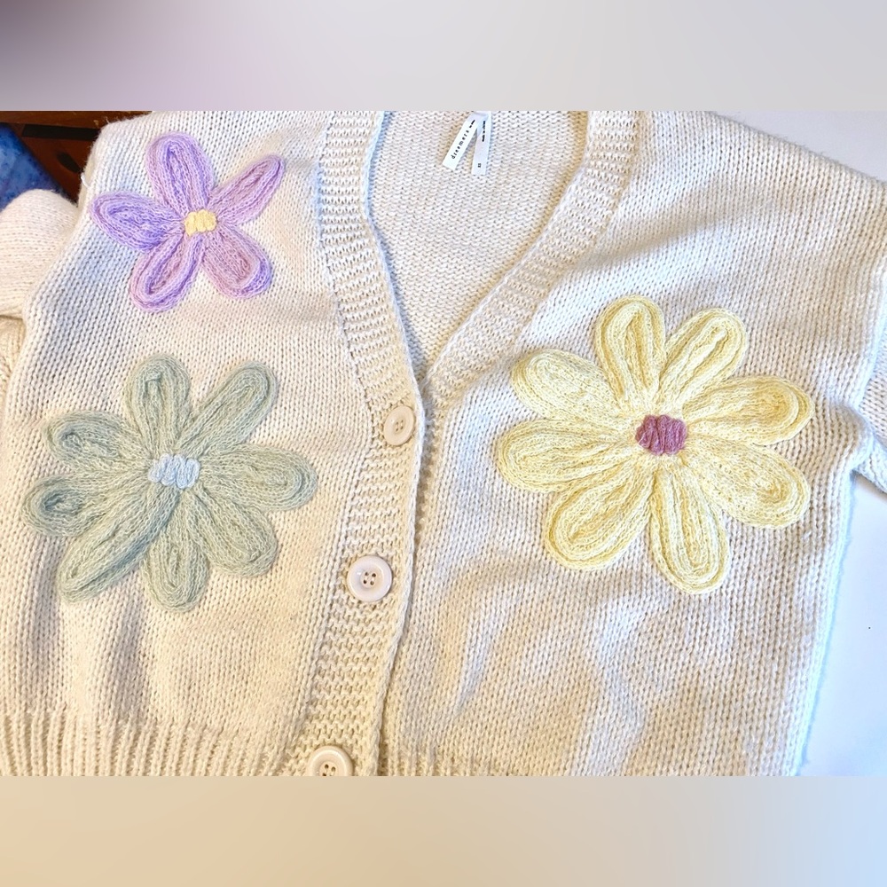 SOLD Creme/white Knit Cardigan with embroidered Pastel Flowers from Dreamers - Picture 6 of 9